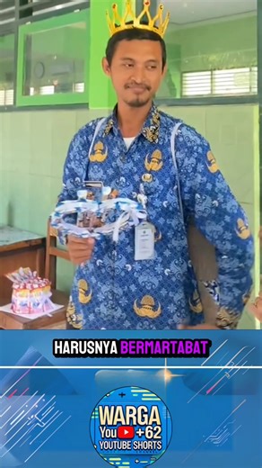 Kocak! Guru MTS Keliling Sekolah Pakai Mahkota & Sayap Kupu-Kupu