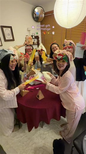 tôi iêu phụ nữ và cách chúng tôi tặng quà cho nhaooo ⸜(｡˃ ᵕ ˂ )⸝♡ #chouiu #chouiuoilaiu #christmas @Lỷ Bao @Kiều Chinh @Maihuong ୨ৎ @de Mẫn Nhi