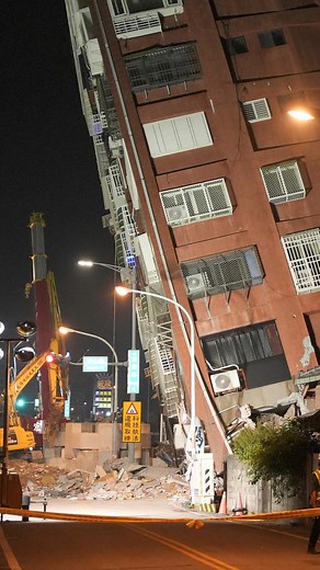 Taiwan’s biggest earthquake in at least 25 years killed nine people and injured more than 900, while 50 workers traveling in minibuses to a hotel in a national park were missing. Buildings tilted at precarious angles in the mountainous, sparsely populated county of Hualien, near the epicenter of the 7.2-magnitude quake, which struck just offshore at about 8 a.m. local time and triggered massive landslides. 🔗 Read more at our link in bio. #Reuters #video #news #earthquake #Taiwan #CCTV #UGC #nat