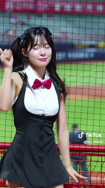 Cheerleader Balloon Pops - Mesmerizing Performance by 이다혜