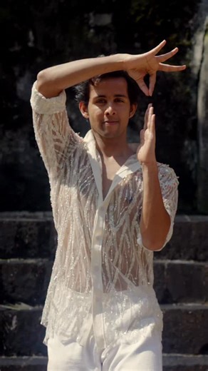 This dance piece choreographed by Shivanshu, is so special to me, it goes perfectly with the Indian drop in the song. So much fun it was to dance at this beautiful location and this amazing fusion curated that enhanced the song! Always enjoy learning and dancing with you! 😇 Go Watch Chameleon MV on my YouTube Channel. | Anushka Sen