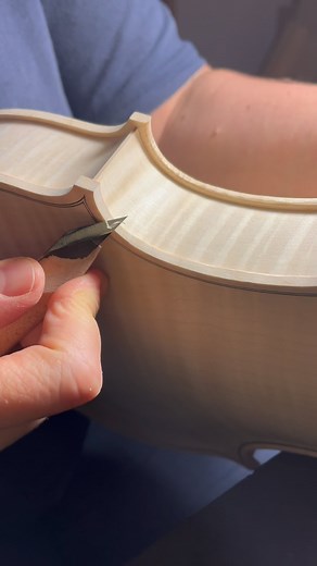 Marianne Jost on Instagram: "Prima fase arrotondamento bordi, con coltello super affilato"