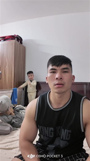 Bố Kiểm Tra Thân Hình Cho Con: Động Lực Tập Gym