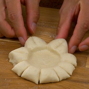 2.9M views · 16K reactions | So kreativ kann man sich mit Pizzateig austoben...  Bist du noch auf der Suche nach dem perfekten Weihnachtsgeschenk?   Unser neuestes Kochbuch findest du hier: https://amzn.to/32tlBZe | Leckerschmecker | Facebook