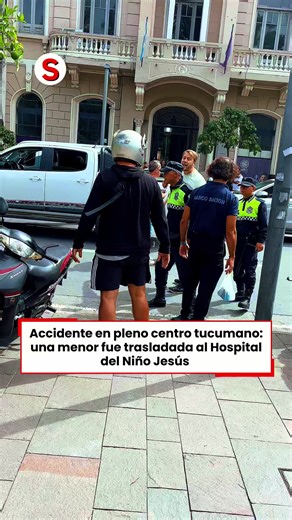 🔴#TUCUMÁN Accidente en pleno centro tucumano: una menor fue trasladada al Hospital del Niño Jesús Un accidente de tránsito se registró en calle San Martín al 400, en pleno centro de San Miguel de Tucumán, cuando una motocicleta colisionó con una camioneta Chevrolet 4x4. En la motocicleta viajaba una menor de edad. La niña, que viajaba con su padre, sufrió un fuerte golpe. Según se informó, circulaba sin casco y fue trasladada al Hospital del Niño Jesús para su control médico. En el lugar interv