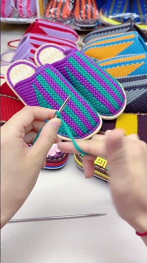 Start with two needles, wrap the thread around your fingers. It's super easy #triangle-shaped cloth