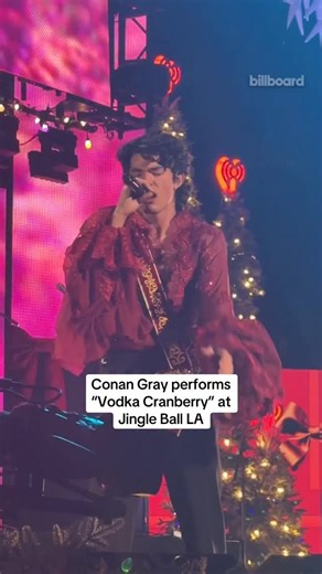 The VOCALS 🎤 Conan Gray brings “Vodka Cranberry” to Jingle Ball in LA | Billboard