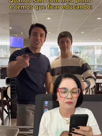 Hoje é 21 de março. Dia Mundial da Síndrome de Down. 🧡 E eu precisava reagir a esse vídeo com você porque ele mostra algo que acontece todo dia em restaurantes, em escolas, na rua e que a maioria das pessoas nem percebe que está fazendo. Infantilizar um adulto com T21. Duvidar da autonomia dele na hora de pagar a conta. Usar o termo errado achando que está sendo gentil. Isso tem nome. E nesse vídeo eu explico com clareza o que é, por que faz mal e como a gente pode fazer diferente. 👇🏻 Porque 