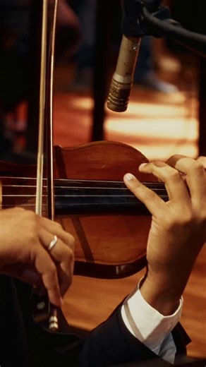 Secretaria Municipal de Turismo de Gramado on Instagram: "Somos feitos de histórias. E hoje contamos a do maestro Bernardo Grings. A emoção dele foi sentida por todos, ao ter a honra de reger o maior pianista e maestro do Brasil, João Carlos Martins. 🎻🎼✨ "Quando a gente divide a música com quem veio antes, entende que não está começando do zero. É continuidade". Mais um belo capítulo da nossa história, da Gramado feita de histórias foi contado no @gramadoinconcert 🎻🎼 #TBT #feitadehistórias #