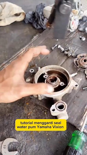 Tutorial mengganti seal water pum motor Yamaha Vixion | Mekanik Motor