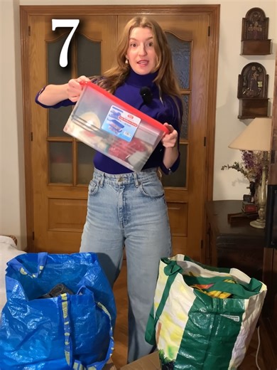 ¿A quién más le persigue su pasado y tiene toda la casa de sus padres (o la suya) llena de cajas y bolsas de ropa? 🤦🏼‍♀️ #consumoconsciente #consumosostenible #modasostenible #analisisarmario #limpiezaarmario #modaconsciente