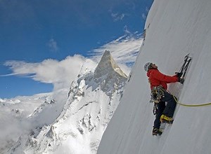 登頂が極めて困難な山に挑む男たちを追う！映画『MERU／メルー』予告編
