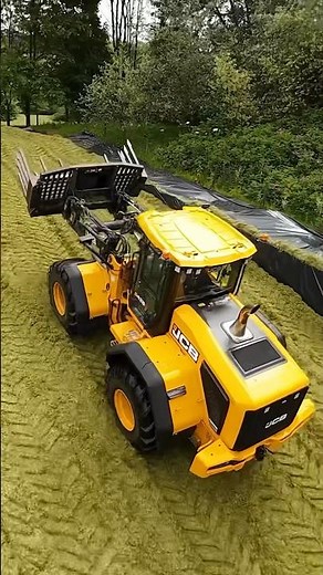 JCB 435S Wheel Loading Shovel on the Silage Pit