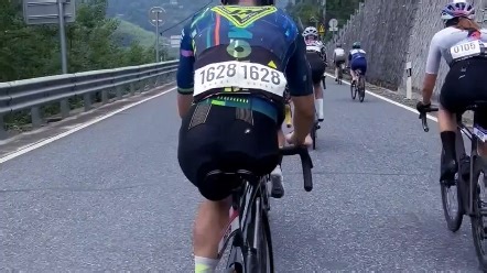 还在问一条腿咋骑车？爬坡赛已经拉爆几百号人了~
