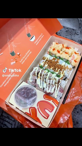 Yang lg viral, baru buka. Mager ke tempat, pesan online sj. Segini banyak dpt harga 38.900 enakk👌(menurutku & balik lagi tergantung selera masing2 ya) padahal ekspektasi kirain rasanya akan B sj sprti sushi2 dibawah 50k yg d jual online, ternyata🫶👌🥰 (kl bandingkan dgn sushi2 harga segini yg dijual online, dan sebaiknya tdk berkespektasi tinggi krn sesuai harga☺️) seperti biasa ada harga ada kualitas pasti😉#sushimakassar #sushiyay #sushiyaymakassar #sushimurahmakassar #sushienakmakassar