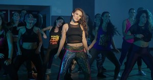 Lo único que perderás son los kilos de más. Nos vemos en una clase de Zumba en tu zona. | Zumba Fitness