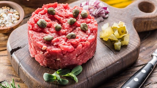 Recette Carlo : le filet américain fait maison - RTBF Actus