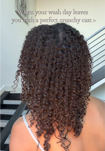 And it’s so satisfying to break the cast. Anyone else? #curlyhair #cast #haircare #curlygirl #breakthecast