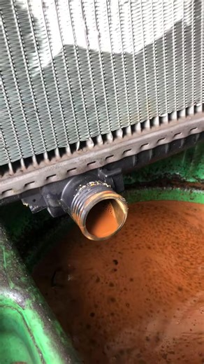 Flushing out old rusty coolant. #BMW #E30 #radiator #rusty #satisfying #carsoftiktok #fyp #mechanicsoftiktok #mechanic # | Remove Rust In Engine Parts