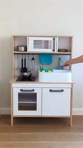 🧑‍🍳 Play kitchen ✨ UPGRADE ✨ I've wanted to give my toddler a functional sink on his play kitchen for months, but I haven't had the time to set it up. When I got The Helper 25-27 month play kit and saw the Super Sustainable Sink (it recycles the water), I was so excited to use it! Here's what I did: 1. Remove the sink from your play kitchen (mine is from but this should work with other play kitchens too). 2. Stick Velcro strips on the play kitchen counter and the sink bottom. This is optional 