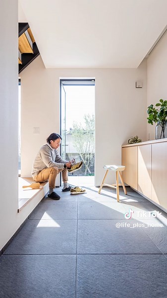 『繋がるすまい』 外と内がつながる広々とした玄関土間。 ちょっと腰掛けてみたり、自転車やベビーカーの置き場にも。 家事やくつろぎのとき、 玄関から入ってくる家族の姿が見えるリビングダイニング。 どこで過ごしていても家族の気配を感じられる。 自然と人が集まる心地よい居場所をつくり、 暮らしの中にゆとりが生まれる。 光と風と人がつながり、ゆるやかに家族がつながる。 自然と皆が寄り添う住まい。 @life_plus_home --------------------- #もしをカタチに #アイフルホーム #家 #新築 #鹿児島 #kagoshima #鹿児島県 #霧島#鹿屋 #注文住宅#家#家づくり #おしゃれな家