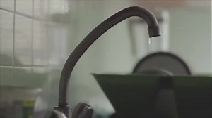 159K views · 361 reactions | Indescrivibile ciò che può fare un papà per aiutare i figli. Un litigio con il fidanzato, le lacrime di una ragazza e un campanello che suona. Ma lei non può sentirlo perchè è SORDOMUTA. Allora il padre inventa un dispositivo affinchè torni a sorridere. | IL Matticomio Di Pigliate na risata | Facebook