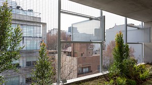 Metal mesh covers garden tower in Buenos Aires by Adamo-Faiden