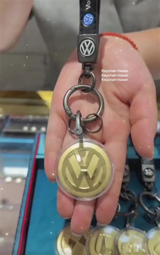Keychain Logo Kereta Emas Untuk Dijual Nak jual keychain logo kereta warna emas. Simple & eksklusif! 🔑✨ 📩 Berminat? PM cepat! #emas999 #luxeva #proton #produa #volkswagen