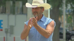 'Cowboy Dave' travels hundreds of miles to comfort people in town where he used to live