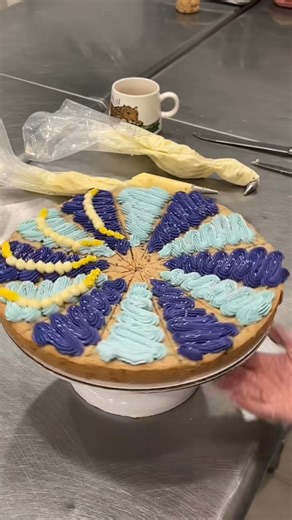 loved decorating these cookie cakes all weekend long!!! ✨﫶朗 #baker | Moon Torrance | Facebook