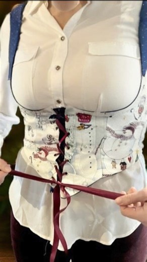 I made an old apron into a Holiday Corset! #chirstmasfashion #holidayfashion #corset #upcycling