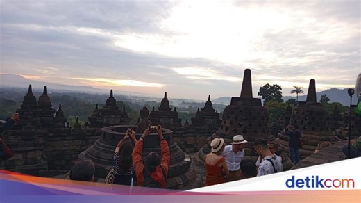 Menikmati Cantiknya Sunrise Pertama di 2026 dari Puncak Candi Borobudur