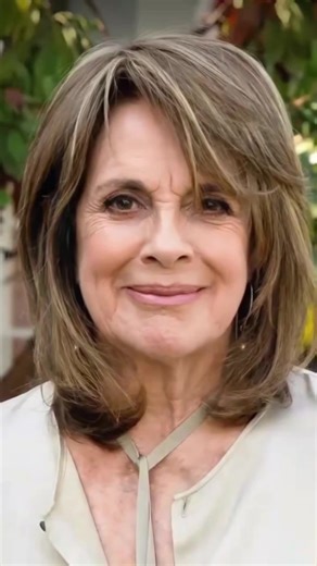 ​Véritables maîtres du destin de Southfork, Larry Hagman, Linda Gray et Patrick Duffy ont porté sur leurs épaules le poids d'un succès mondial qui a transformé leurs visages en symboles éternels de la télévision des années 80. Si la disparition de l'inoubliable Larry Hagman a marqué la fin d'une ère de complots légendaires, le lien indéfectible unissant Linda Gray et Patrick Duffy prouve que l'amitié a survécu bien après que le pétrole a cessé de couler à l'écran. ​Le clan Ewing aujourd'hui : ​L