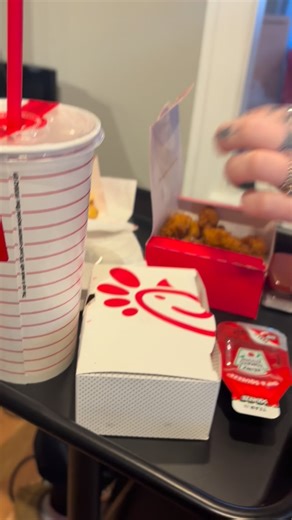 Madison ⚡️🦋🩷 on Instagram: "I couldn’t think of a better meal to be eating on hair day !?😍 like CMON ! Lets talk about things I allow in my chair ✨💖 - FOOD !! Pls eat 🥹 Most of you are sitting here for HOURS. Order something or eat 1000 snacks I DONT CARE 🥰 - Using your computer / working ✨ Make that money honey 👏 You all accommodate to my schedule and I know sometimes that doesn’t align with everyone (I am so thankful for everyone who supports me). I totally understand if you have to wor