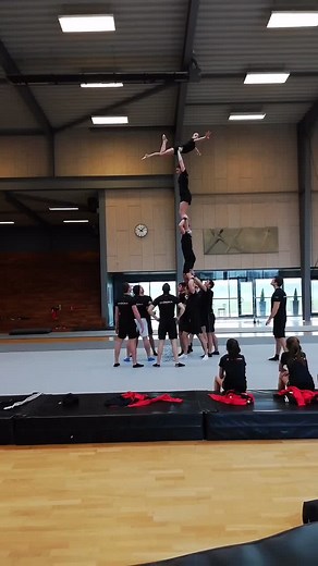 #throwback to denmark🇩🇰 #thefreaksshowteam #thefreaks #showteam #foryou #fy #foryoupage #fyp #fürdich #cheer #acrobatics #sport #viral #acro #wow
