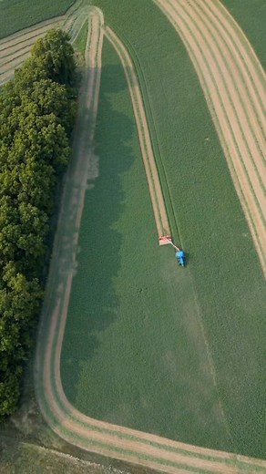 High🚜💨 . . . 🎥 : @andy.silver.71 . . . #farming #harvest #agriculture #agro #equipment #alfalfa #tractor #harvesting #farmer #farmlife #ag #crop #machinery #farmwork #country #epic #satisfying #lines #mesmerizing | Farming Watch