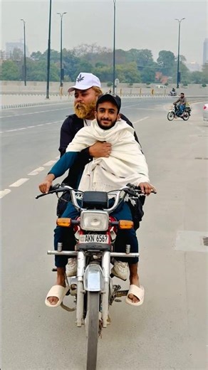 girl lift prank #saudiaarbia #duet #madina #makkah #pakistan #pakistan