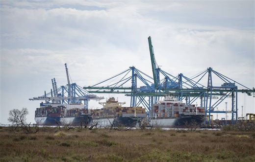 Marseille : Les dockers de la CGT refusent de charger des pièces de fusils à destination d’Israël