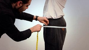 Mesurer le tour de hanche d'un homme