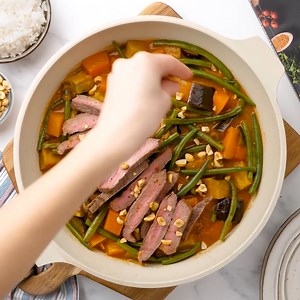 17K views · 813 reactions | Do you want to make a warm and filling curry for dinner? Here's one with the most maximized flavors, colors and textures. Get the full recipe --> https://bit.ly/2MVhNea | Curalife | Facebook