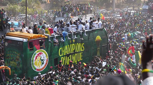 VIDEO - Dakar loopt storm voor parade met Senegalese Afrika Cup-helden | Sporza