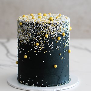 221K views · 6K reactions | The last two of the lots with an ombre sort of sprinkles effect and a shell piped design using a 1M piping tip. These were Doe Sprinkles sprinkles once again. | Rosie's Dessert Spot | Facebook