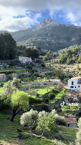Kam vyrazit na jarní, prodloužený víkend po Evropě? 😍 Dnes mám pro vás třetí tip! Španělsko, konkrétně ostrov Mallorca. 🇪🇸 My jsme Mallorcu navštívili právě mimo sezónu a upřímně, nemohli jsme si vybrat lépe. Ostrov byl krásně zelený, minimum turistů a ideální počasí na objevování. 😍 📌 HODNOTNÉ TIPY: Nejlepší rozhodnutí bylo půjčit si auto hned po příletu. 🚗 Díky tomu jsme si mohli projet ostrov vlastním tempem a zastavovat na místech, která bychom jinak vůbec neobjevili. 🫶🏻 Jedním z nej