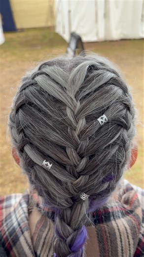 This corset braid looks complicated but it’s really quite simple! #braids #braidsandsparkles