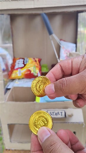 Abi Syifa's cardboard claw machine can get gold coins, chocolate coins #shorts