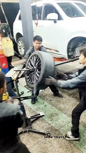 عملية تفكيك نصف عمود نقل الحركة في سيارة فولفو XC90 - إصلاح عجلات السيارة