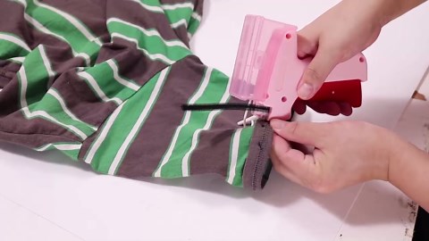 clothes stitch gun tagging gun for clothing for clothes，Single needle mini clothing embroidery sewing gun，the stitchy quick stitch sewing gun for clothes ，6-pin label gun and 2000 fasteners（Pink）