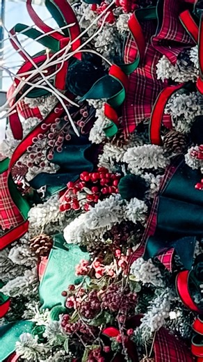 JENNIFER | HOLIDAY HOME | TRANSITIONAL DECOR on Instagram: "Elevate your tree this year by filling in the space at the bottom! Trees look so beautiful when they go all the way to the floor. Sometimes I like to fill this space with presents and large ornamental pieces, but I think this look is my favorite! I used inexpensive garlands for this and it was so easy. All you do is twist the tree branches to the garland and continue all the way around. This tree only needed two layers of garland to com