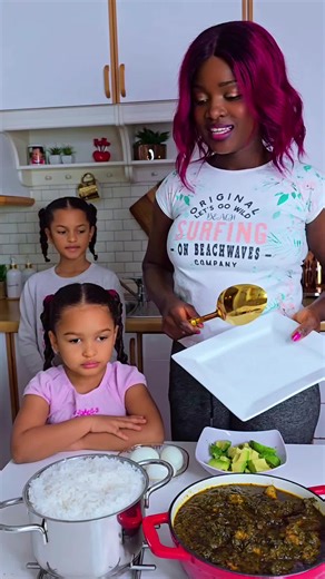 Join us, serving rice and spinach stew #riceandspinach #spinachstew #homecooking #familymeals #dinnertime