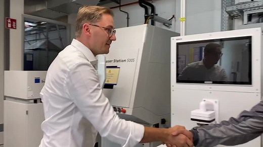 Der Chef der Staatskanzlei Patrick Dahlemann ist wieder im Land unterwegs. Im Rahmen seiner Sommertour hat er heute zunächst Landrat der Mecklenburgischen Seenplatte, Heiko Kärger, und anschließend die Firma Webasto in Neubrandenburg besucht. Seht mehr im Video 📷👀 | Staatskanzlei MV